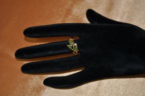 Кольцо позолоченное с нефритом "Веточка"
