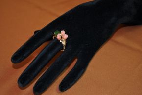 Кольцо позолоченное с кораллом и нефритом "Розы и бант"