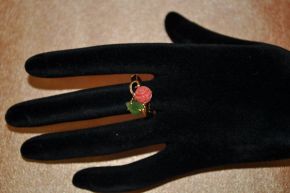 Кольцо позолоченное с кораллом и нефритом "Роза"