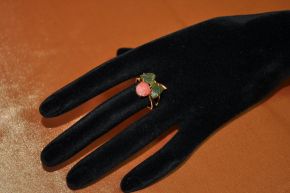 Кольцо позолоченное с кораллом и нефритом "Роза-люкс"