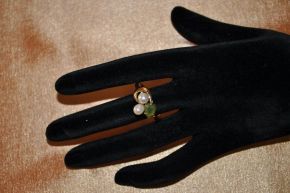 Кольцо позолоченное с жемчугом и нефритом "Ободок"