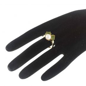 Кольцо позолоченное с жемчугом и нефритом "Первоцвет"
